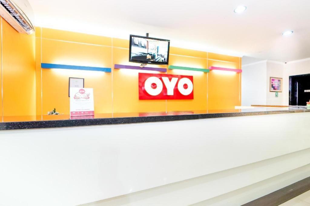 Oyo235茂穆酒店及休息室 泗水 外观 照片